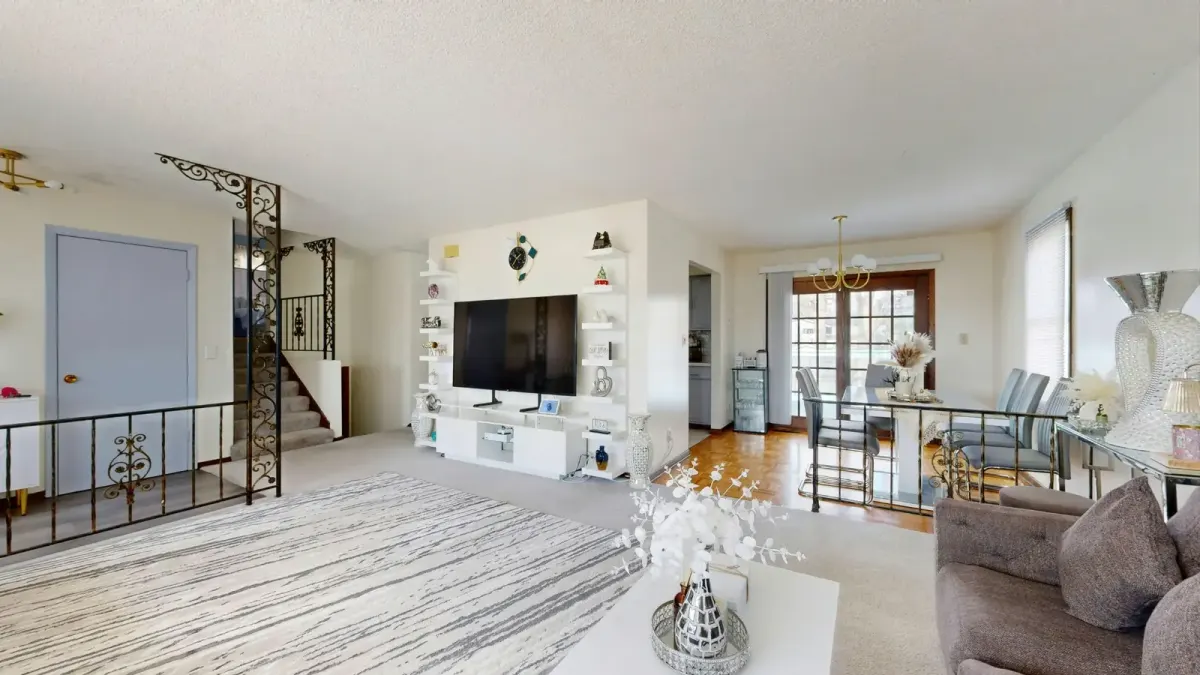 Flats & Apartments — view 4